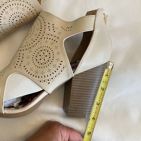 CHRISTIAN LACROIX BEIGE SHOOTIES. NEW IN BOX - Picture 5 of 11
